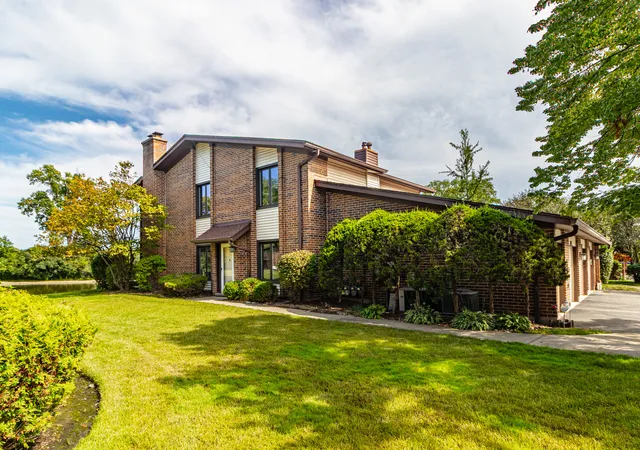 Photo 1 of Townhouse for sale at 1119 Deerfield Pl, Highland Park, IL 60035 | MLS# 12699445 | Listing updated on 2026-09-13