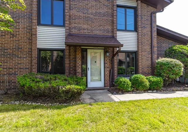 Photo 3 of Townhouse for sale at 1119 Deerfield Pl, Highland Park, IL 60035 | MLS# 12699445 | Listing updated on 2026-09-17