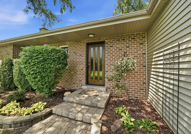 5th image of 28 S Cherry Dr, Oswego, IL 60543 | MLS# 12699457