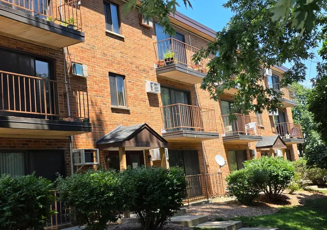 2nd image of 724 Warren Ave #101, Downers Grove, IL 60515 | MLS# 12699519