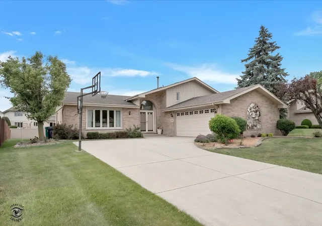 Homes for sale in Orland Park, IL | 11621 Brookshire Dr, Orland Park, IL 60467 | MLS# 12699646