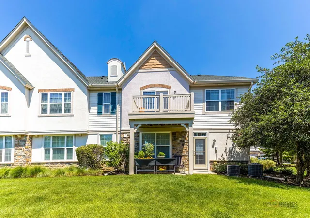 Homes for sale in Vernon Hills, IL | 263 Shadow Creek Circle, Vernon Hills, IL 60061 | Houzeo