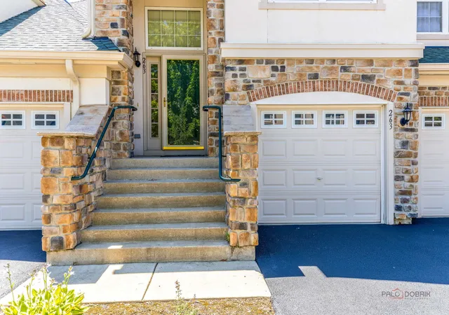Homes for sale in Vernon Hills, IL | 263 Shadow Creek Cir, Vernon Hills, IL 60061