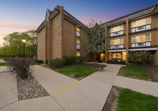 Homes for sale in Hinsdale, IL | 300 Claymoor Rd #2E, Hinsdale, IL 60521 | MLS# 12699734