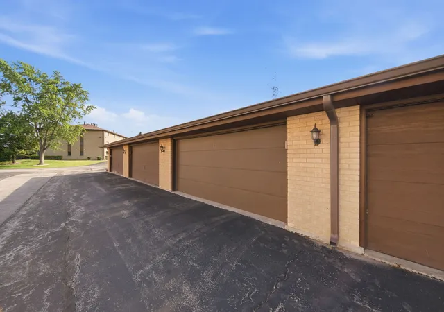 Homes for sale in Orland Park, IL | 15128 Evergreen Drive, Orland Park, IL 60462 | Houzeo