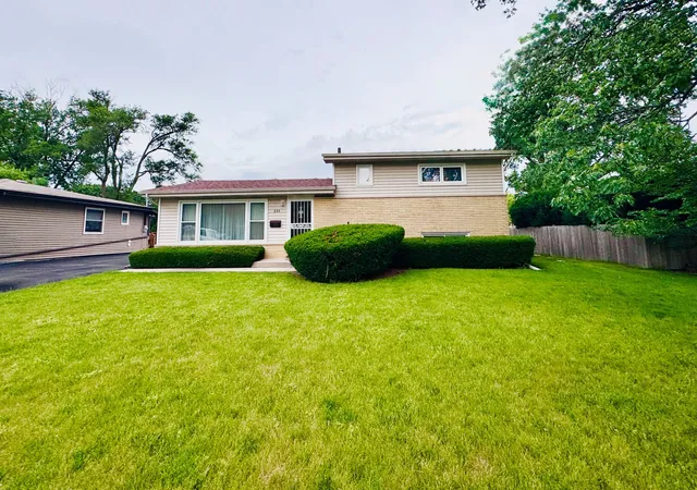 1st image of 604 N Wilshire Dr, Mount Prospect, IL 60056 | MLS# 12699883
