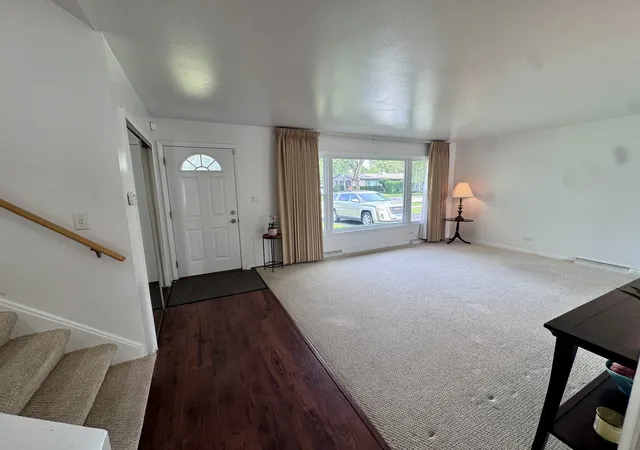 3rd image of 604 N Wilshire Dr, Mount Prospect, IL 60056 | MLS# 12699883