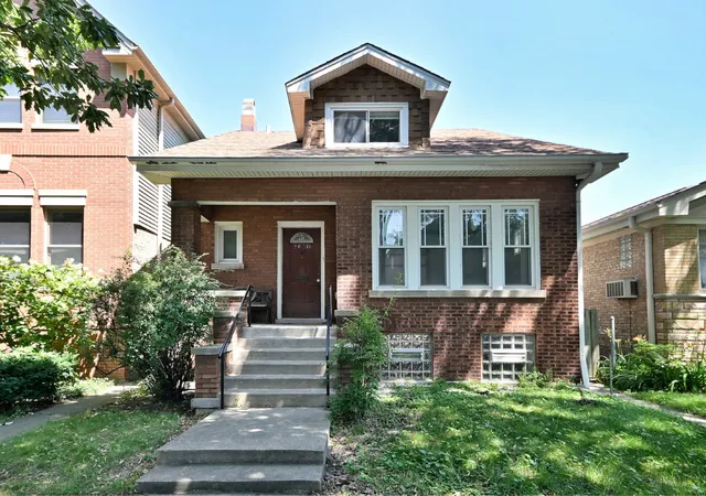 Homes for sale in Chicago, IL | 2630 W Carmen Ave, Chicago, IL 60625 | MLS# 12699894