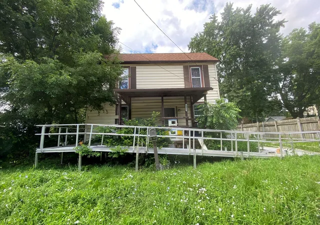 Homes for sale in Bloomington, IL | 1413 W Oakland Ave, Bloomington, IL 61701 | MLS# 12699953