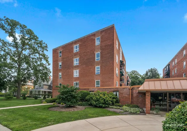 Homes for sale in Aurora, IL | 450 W Downer Pl #4C, Aurora, IL 60506 | MLS# 12699976