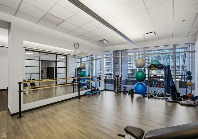 Homes for sale in Chicago, IL | 333 N Canal Street, Chicago, IL 60606 | Houzeo