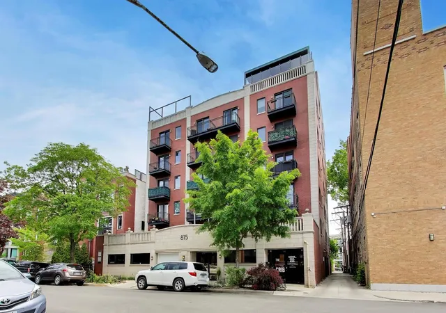 2nd image of 815 N Marshfield Ave, Chicago, IL 60622