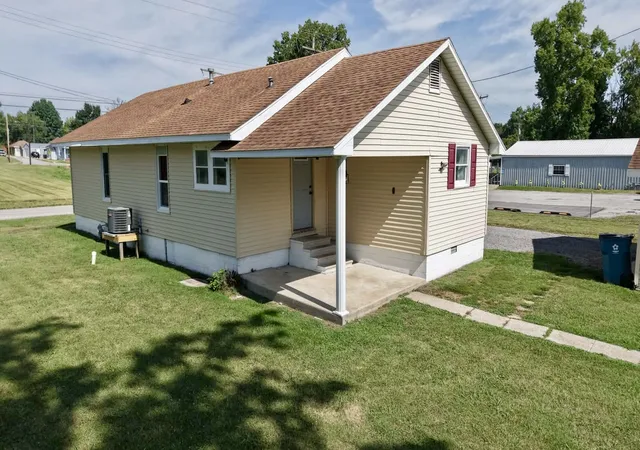 Photo 1 of Single family home for sale at 606 S Mulkey St, Christopher, IL 62822 | MLS# 12700062 | Listing updated on 2026-08-31