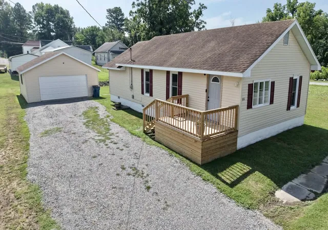 Photo 2 of Single family home for sale at 606 S Mulkey St, Christopher, IL 62822 | MLS# 12700062 | Listing updated on 2026-08-31