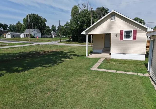 Photo 3 of Single family home for sale at 606 S Mulkey St, Christopher, IL 62822 | MLS# 12700062 | Listing updated on 2026-08-31