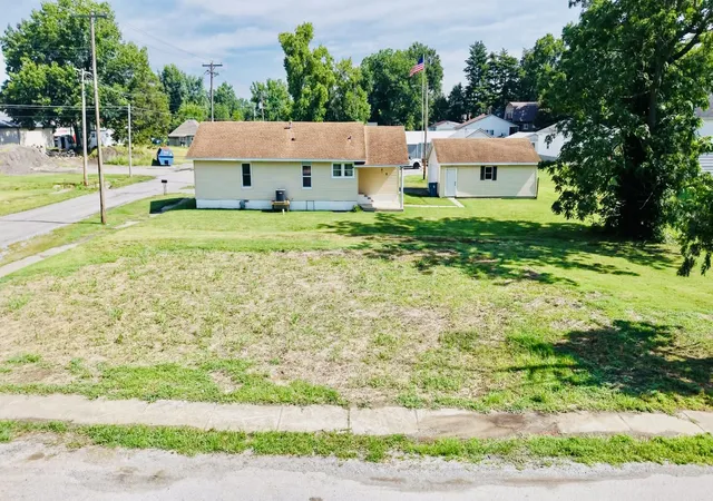 Photo 4 of Single family home for sale at 606 S Mulkey St, Christopher, IL 62822 | MLS# 12700062 | Listing updated on 2026-08-31
