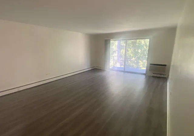 2nd image of 1198 Royal Gln Dr, Glen Ellyn, IL 60137