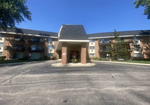 3rd image of 1198 Royal Glen Dr #315, Glen Ellyn, IL 60137 | MLS# 12700075