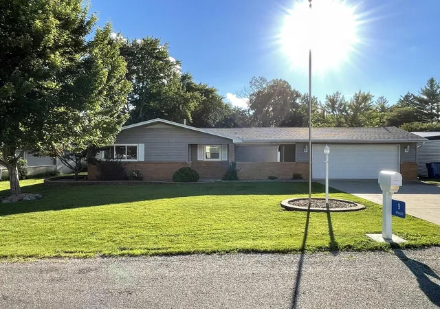 Homes for sale in Streator, IL | 9 Hilltop Dr, Streator, IL 61364 | MLS# 12700082