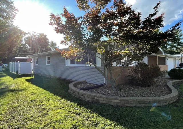 Homes for sale in Streator, IL | 9 Hilltop Dr, Streator, IL 61364 | MLS# 12700082