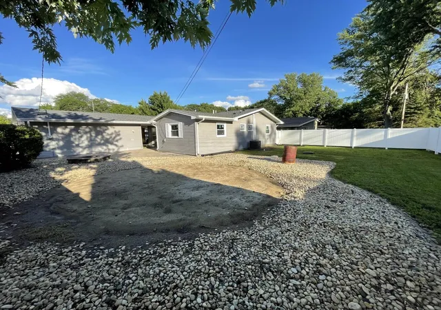 Homes for sale in Streator, IL | 9 Hilltop Dr, Streator, IL 61364 | MLS# 12700082