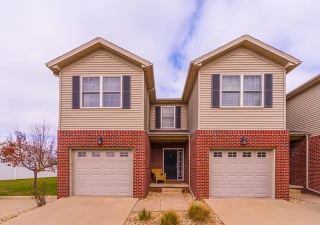 Homes for sale in Bloomington, IL | 1112 Ekstam Dr #4, Bloomington, IL 61704 | MLS# 12700085