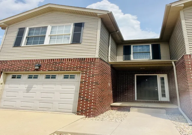 Homes for sale in Bloomington, IL | 1112 Ekstam Dr #4, Bloomington, IL 61704 | MLS# 12700085