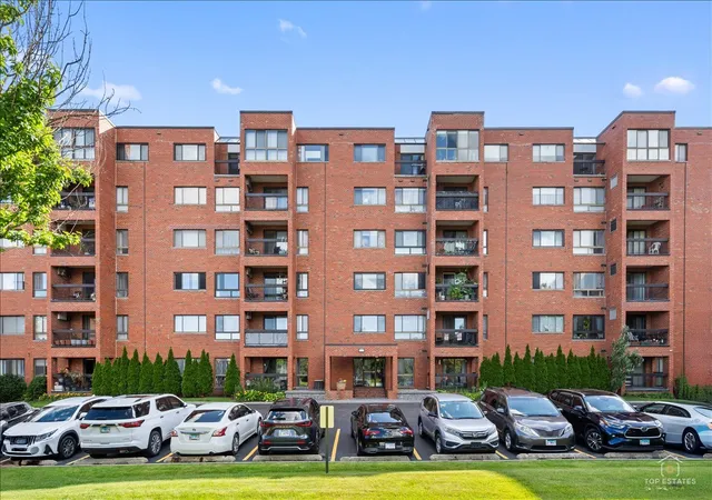 Homes for sale in Glenview, IL | 3700 Capri Ct #104, Glenview, IL 60025 | MLS# 12700110