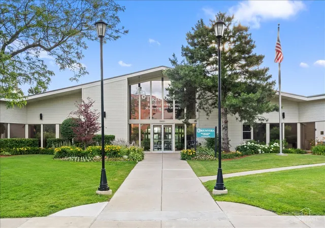 Homes for sale in Glenview, IL | 3700 Capri Court, Glenview, IL 60025 | Houzeo