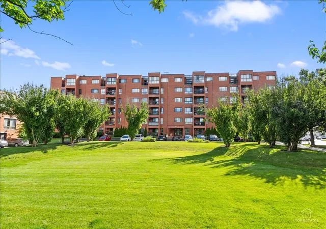 Homes for sale in Glenview, IL | 3700 Capri Ct #104, Glenview, IL 60025 | MLS# 12700110