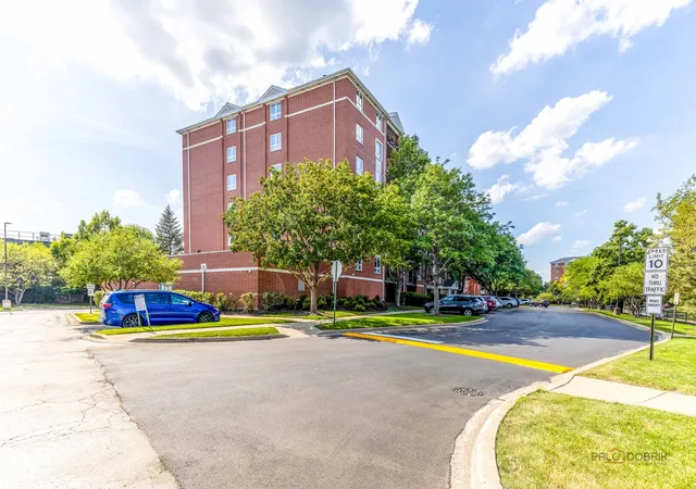Homes for sale in Wheeling, IL | 100 N Milwaukee Avenue, Wheeling, IL 60090 | Houzeo