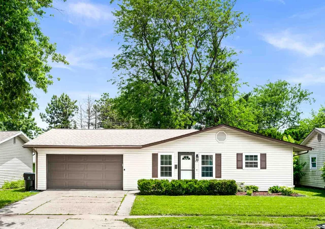 Homes for sale in Bloomington, IL | 816 Mayflower Ave, Bloomington, IL 61701 | MLS# 12700132