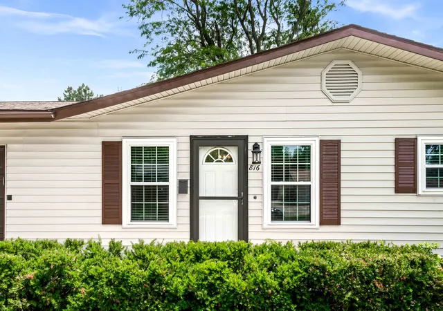 Homes for sale in Bloomington, IL | 816 Mayflower Ave, Bloomington, IL 61701 | MLS# 12700132