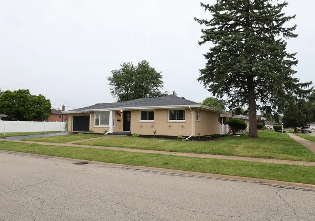 Homes for sale in South Holland, IL | 16644 Maple St, South Holland, IL 60473 | MLS# 12700157