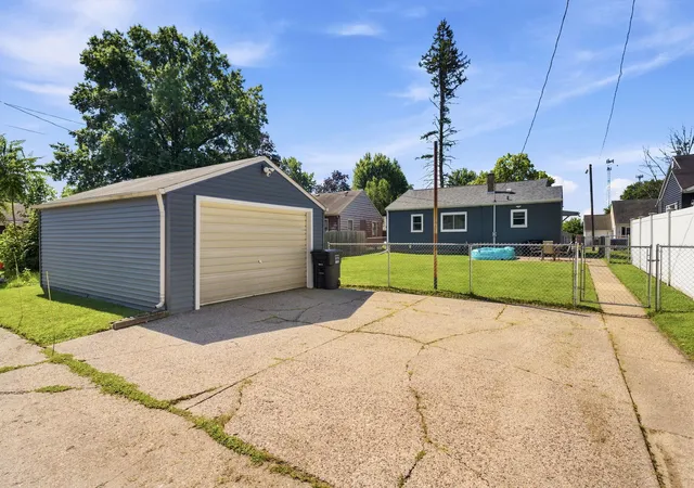 Homes for sale in Moline, IL | 525 28th Ave, Moline, IL 61265 | MLS# 12700176