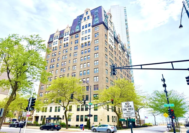 Homes for sale in Chicago, IL | 6101 N Sheridan Rd #11E, Chicago, IL 60660 | MLS# 12700197