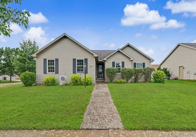 Homes for sale in Urbana, IL | 2601 Milford Dr, Urbana, IL 61802 | MLS# 12700223