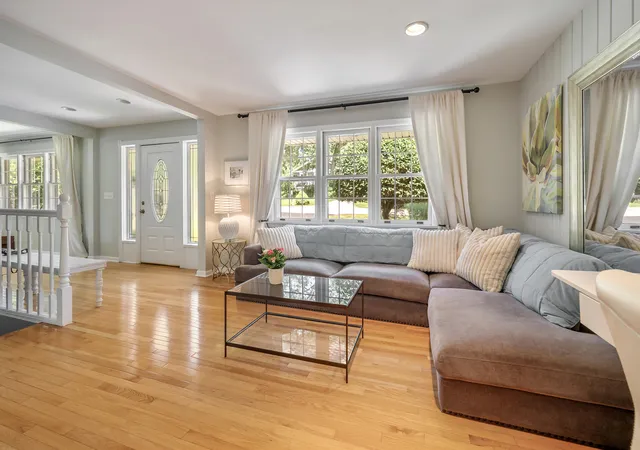 Photo 3 of Single family home for sale at 264 Biltmore Dr, North Barrington, IL 60010 | MLS# 12700224 | Listing updated on 2026-09-03