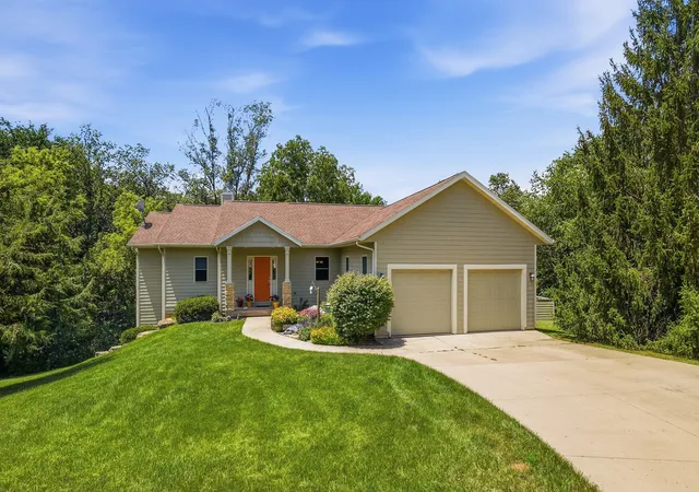 Photo 1 of Sale Pending at 4 N Acorn Ct, Galena, IL 61036 | MLS# 12700226 | Listing updated on 2026-08-17