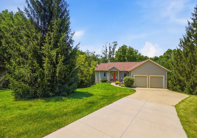 Photo 2 of Sale Pending at 4 N Acorn Ct, Galena, IL 61036 | MLS# 12700226 | Listing updated on 2026-08-17