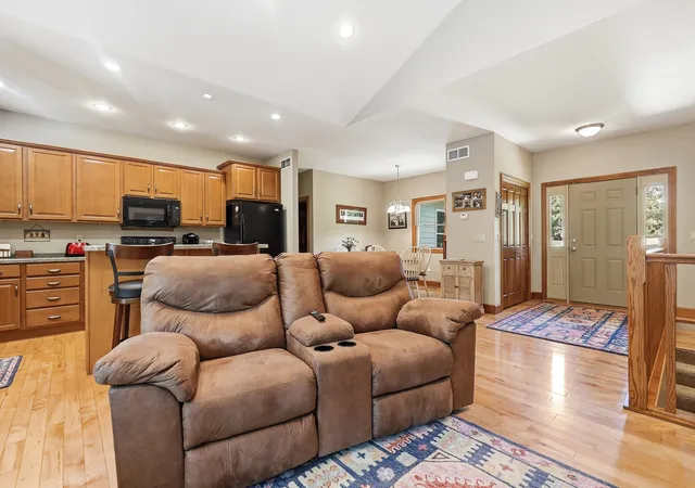 Photo 4 of Sale Pending at 4 N Acorn Ct, Galena, IL 61036 | MLS# 12700226 | Listing updated on 2026-08-17
