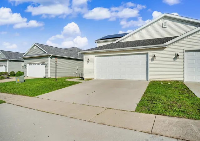 2nd image of 3314 Boulder Ridge Dr, Champaign, IL 61822 | MLS# 12700302
