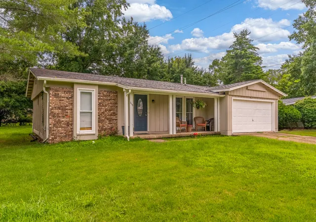 Homes for sale in Carbondale, IL | 615 S Emerald Ln, Carbondale, IL 62901 | MLS# 12700394