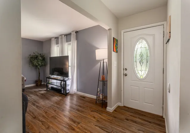Photo 3 of Single family home for sale at 615 S Emerald Ln, Carbondale, IL 62901 | MLS# 12700394 | Listing updated on 2026-09-14