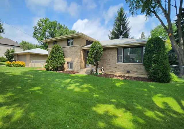 Photo 1 of Single family home for sale at 1030 W Kenilworth Ave, Palatine, IL 60067 | MLS# 12700414 | Listing updated on 2026-08-31