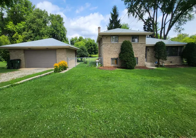 Photo 2 of Single family home for sale at 1030 W Kenilworth Ave, Palatine, IL 60067 | MLS# 12700414 | Listing updated on 2026-08-31