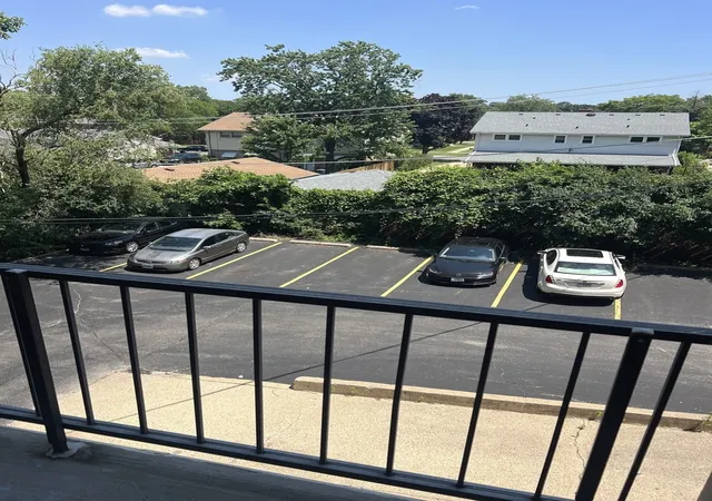 3rd image of 1043 S York Rd #202, Bensenville, IL 60106 | MLS# 12700430