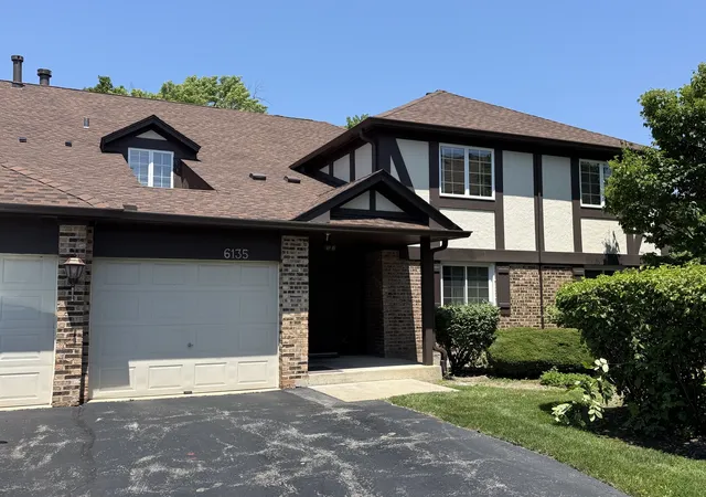 Homes for sale in Willowbrook, IL | 6135 Essex Ct #D, Willowbrook, IL 60527 | MLS# 12700436