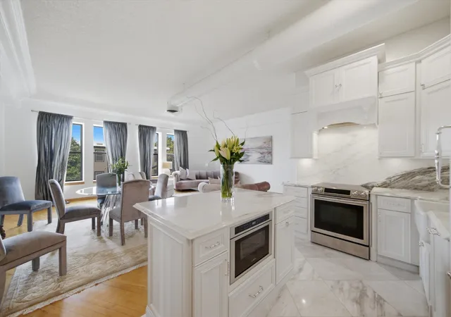 Listing Photo 2 - Condo for sale in building located at 3323 N Paulina St, Chicago, IL 60657 - Unit #3F