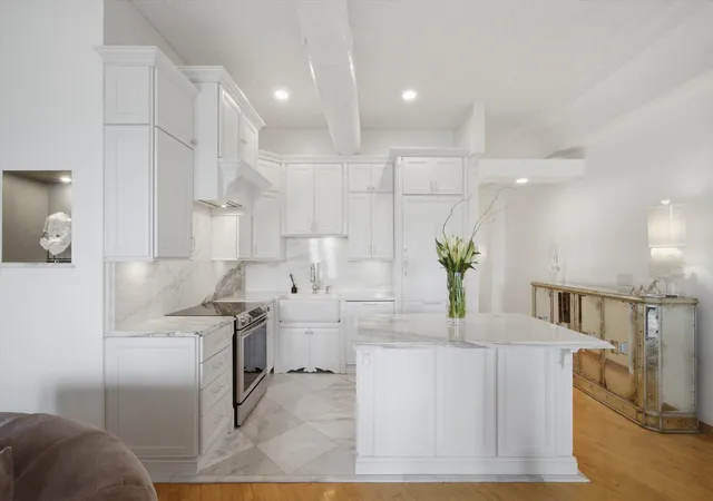 Listing Photo 5 - Condo for sale in building located at 3323 N Paulina St, Chicago, IL 60657 - Unit #3F